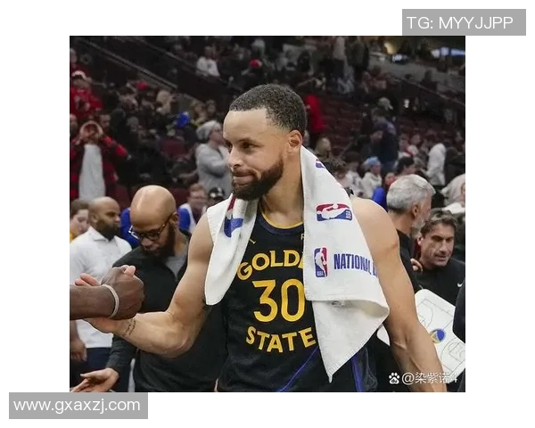 勇士力克独行侠，库里30分闪耀全场：篮球传奇再现光辉